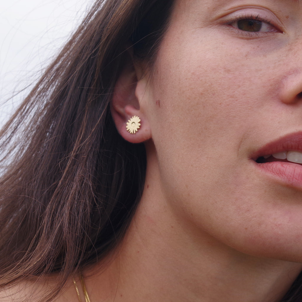 Small daisy deals earrings